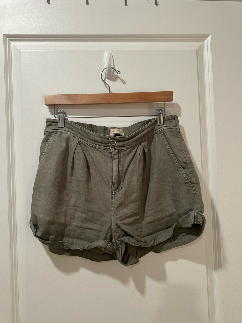 Urban Outfitters Green High-Waisted Pleated Shorts size 28